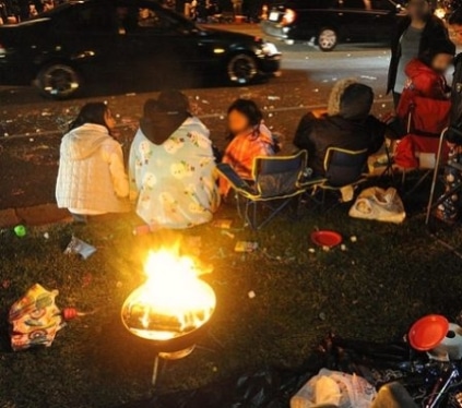 People haddleed by the fire