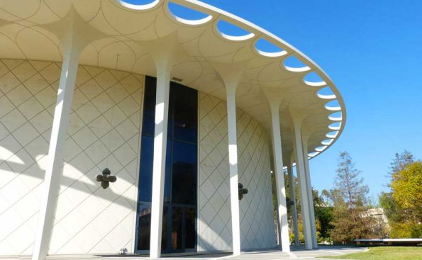 Caltech, Beckman Auditorium (Photo - pxhere).