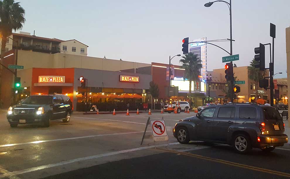 Acar is turning right at a cross street