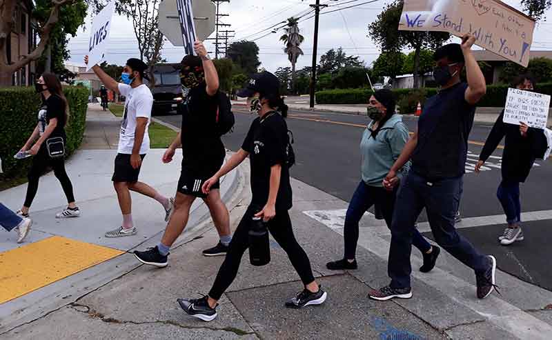 Students with masks marching the streets