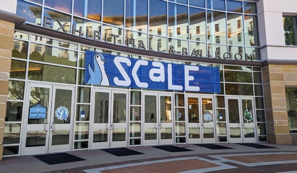 a sign that says "scale" at the entrance of a building