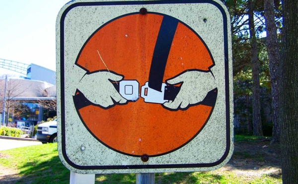 a sign of a seat belt