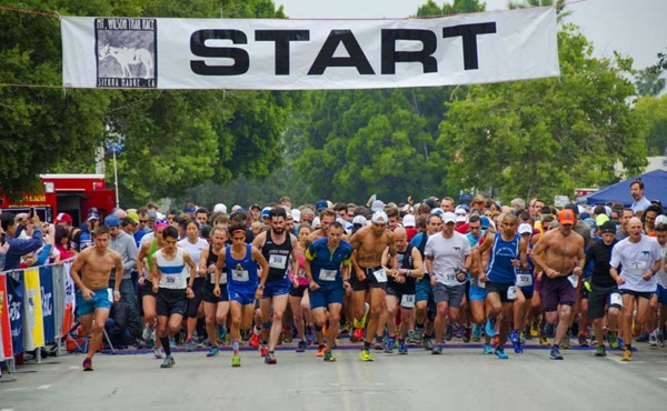 people running at the start line