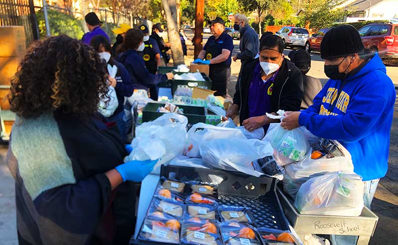 people prepping food
