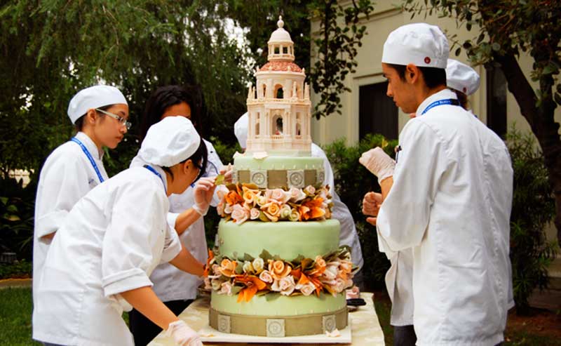 A cake in the form of City Hall